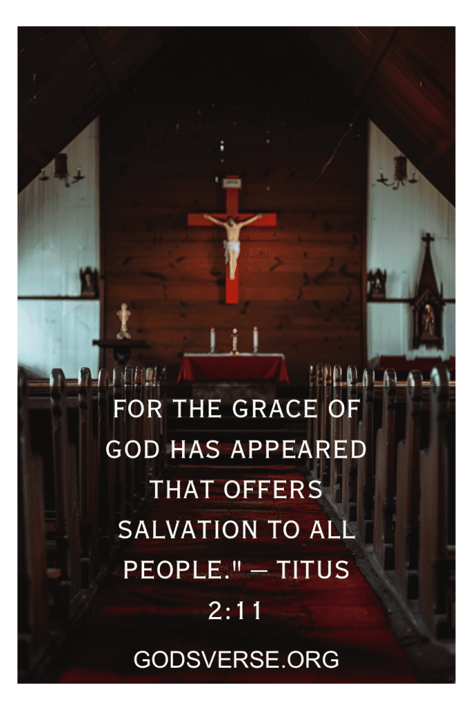 Interior de uma igreja com um crucifixo e versículos bíblicos sobre a bondade de Deus, incluindo Tito 2:11, exibidos em uma tela no altar.