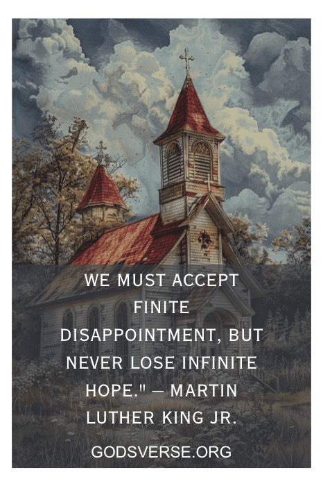 Ilustração de uma igreja rústica com uma citação de Martin Luther King Jr. sobre decepção e esperança, acompanhada pelo URL do site God's Verse. Perfeito para quem busca citações inspiradoras para ambientes de igreja.