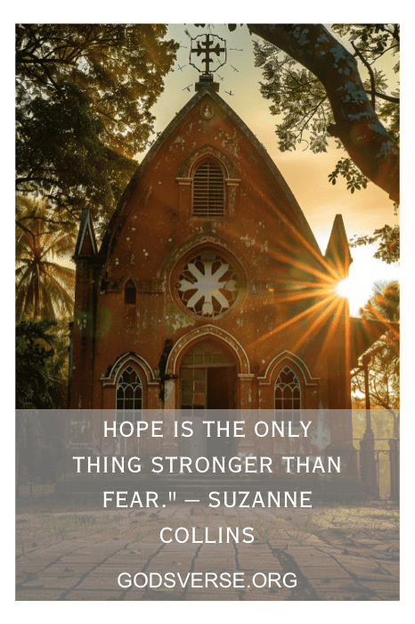 Uma capela rústica com uma explosão de estrelas ao nascer do sol, sobreposta a uma citação sobre esperança de Suzanne Collins e ao texto "Quotes for Church".