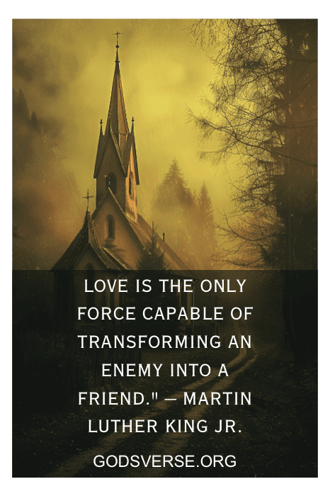 Uma pequena igreja em uma floresta enevoada apresenta uma citação de Martin Luther King Jr. sobre o amor transformando inimigos em amigos, servindo como uma das citações tocantes para os participantes da igreja refletirem.