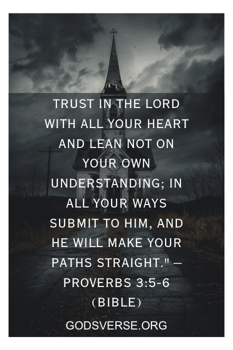 Uma torre de igreja sob um céu nublado com sobreposição de texto de Provérbios 3:5-6. Perfeito para citações para a igreja.