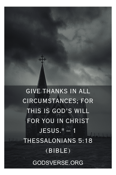 Um céu escuro e nublado acima do campanário de uma igreja com o versículo: "Dê graças em todas as circunstâncias" 1 Tessalonicenses 5:18. Citações para Igreja.