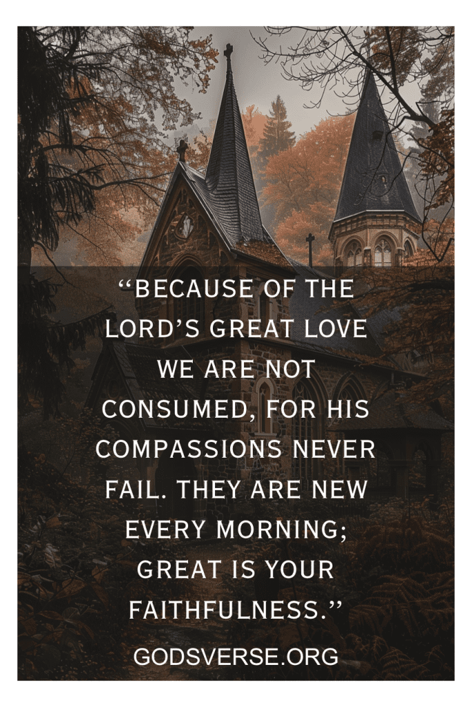 Texto sobreposto em uma imagem de uma igreja com árvores de outono: "Por causa do grande amor do Senhor, não somos consumidos..." Versículos bíblicos para deixar ir, Godsverse.org.