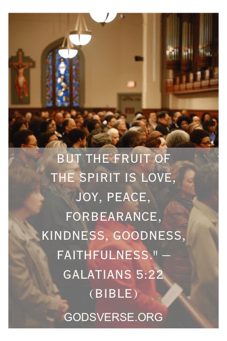 Congregação em uma igreja com uma citação das escrituras sobreposta: "Mas o fruto do Espírito é amor, alegria, paz, tolerância..." Perfeito para quem busca citações inspiradoras para a igreja.