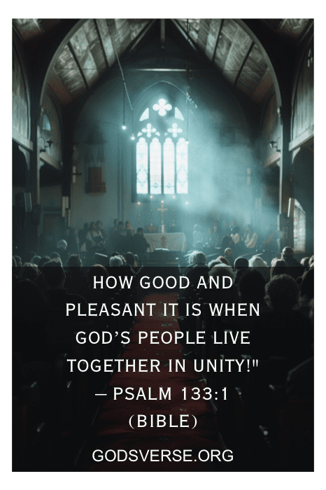 Uma congregação em uma igreja pouco iluminada com um versículo do Salmo 133:1 sobre unidade exibido sobre a imagem, abrangendo a essência de Quotes for Church.