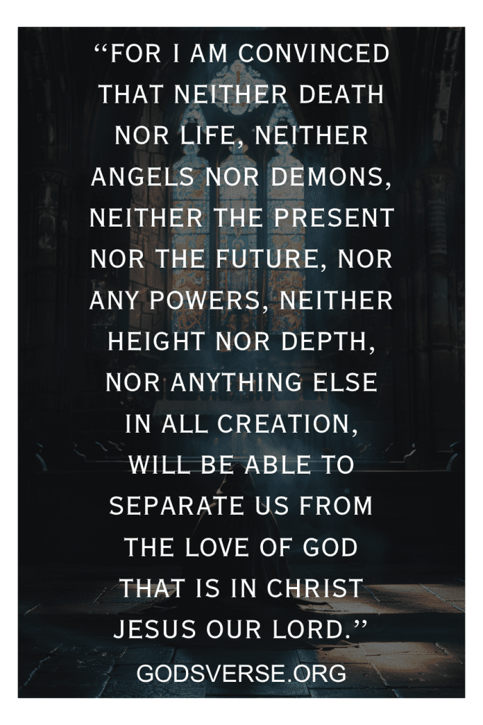 O texto de Romanos 8:38-39 sobre a inseparabilidade do amor de Deus por meio de Cristo é exibido no interior de uma igreja escura. Esses versículos bíblicos poderosos para deixar ir nos lembram que nenhuma força, terrestre ou espiritual, pode nos separar de Seu abraço eterno.