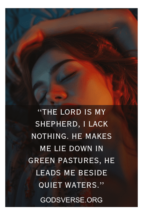 Uma mulher descansa com os olhos fechados, sobreposta ao versículo bíblico: "The Lord is my shepherd..." (O Senhor é meu pastor...) do site godsverse.org, enfatizando o conforto encontrado nos versículos bíblicos sobre o sono.