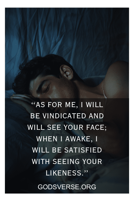 Uma pessoa dorme tranquilamente em um quarto escuro com texto das escrituras sobreposto: "Quanto a mim, serei justificado e verei a tua face; ..." - um lembrete reconfortante dos versículos da Bíblia sobre o sono.