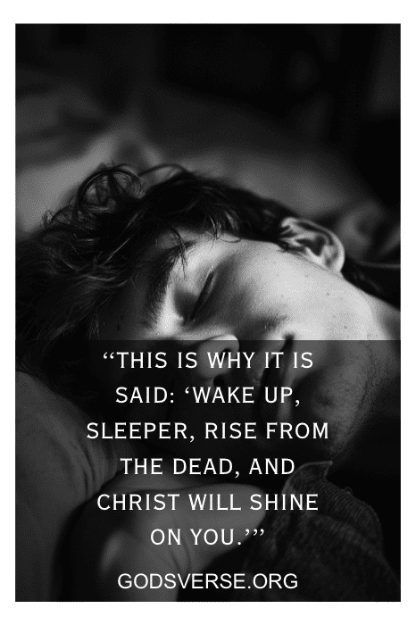 Imagem em preto e branco de uma pessoa dormindo com um versículo bíblico sobre o sono sobreposto: "Acorde, dorminhoco... CRISTO BRILHARÁ SOBRE VOCÊ.