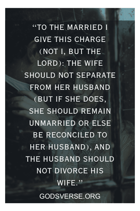 A imagem exibe um versículo bíblico sobre casamento e divórcio, com um fundo parcialmente desfocado de uma pessoa, enfatizando a importância de entender os versículos bíblicos sobre maridos.