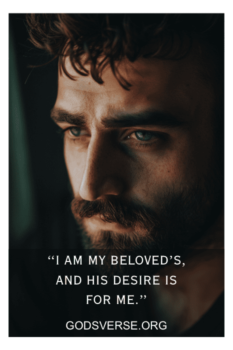 Um homem de barba com ar pensativo, com o texto: "Eu sou do meu amado, e o desejo dele é por mim". GODSVERSE.ORG - Versículos bíblicos sobre maridos.