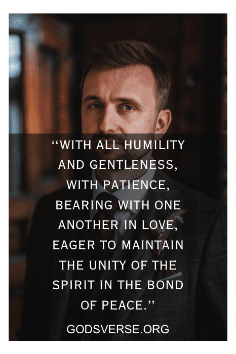 Um homem de terno com um versículo bíblico sobreposto: "Com toda humildade e gentileza... GODSVERSE.ORG. Descubra versículos bíblicos inspiradores sobre maridos.