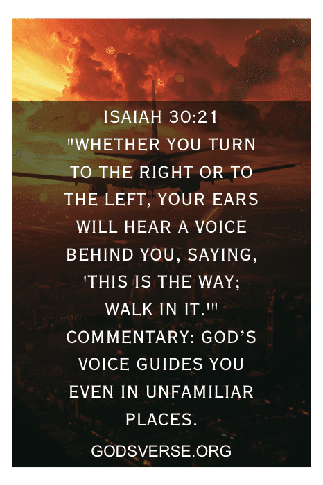 Céu nublado com um fundo de pôr do sol, apresentando o texto de Isaías 30:21 e comentários sobre a orientação de Deus. Visite godsverse.org para ver mais versículos bíblicos para viagens ao exterior.