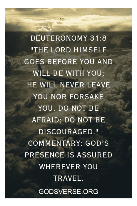 Imagem de uma citação de Deuteronômio 31:8 em um fundo de céu nublado com comentários e "godsverse.org" na parte inferior - uma inclusão perfeita em Versículos da Bíblia para viagens ao exterior.