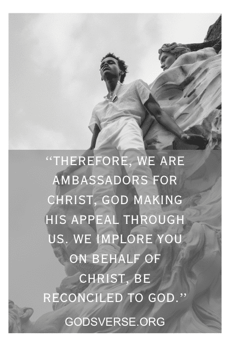 Imagem em preto e branco de uma pessoa em pé perto de uma estátua com um versículo bíblico sobreposto: "Portanto, somos embaixadores de Cristo..." Perfeito para quem busca versículos bíblicos para líderes.