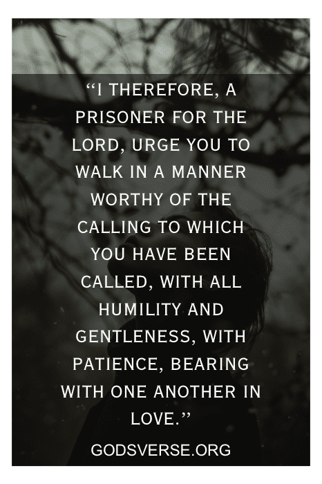 Fundo escuro e borrado com citação de texto em branco: "Eu, portanto, prisioneiro do Senhor..." e "GODSVERSE.ORG" na parte inferior. Perfeito para quem busca versículos bíblicos para líderes.