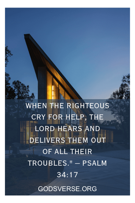 Edifício moderno ao anoitecer com grandes janelas. Texto na imagem: "Salmo 34:17 - Quando o justo clama por socorro..." Uma cena noturna serena, perfeita para reflexão meditativa e citações de Giving It to God.
