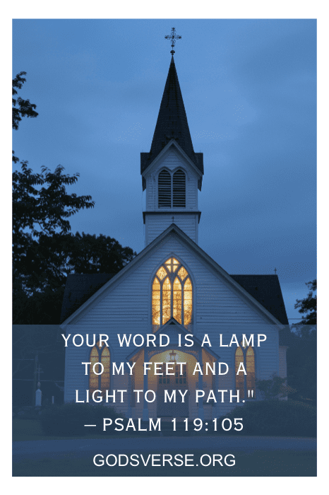 Uma igreja iluminada ao anoitecer apresenta uma sobreposição do versículo do Salmo 119:105: "Tua palavra é lâmpada para os meus pés e luz para o meu caminho". Essa cena tranquila evoca a serenidade de dar a Deus citações.