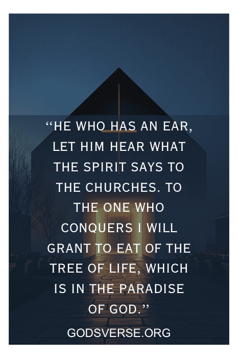 Uma igreja mal iluminada ao entardecer apresenta um versículo bíblico e o texto "GODSVERSE.ORG" na imagem, oferecendo inspiração por meio de versículos bíblicos selecionados para a igreja.