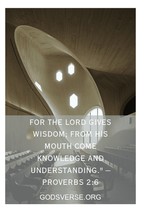 Interior de uma igreja moderna com paredes de madeira, iluminada por luz natural, com Provérbios 2:6 exibido sobre a imagem. As citações de Giving It to God estão suavemente entrelaçadas em todo o cenário sereno, aprimorando o ambiente espiritual.