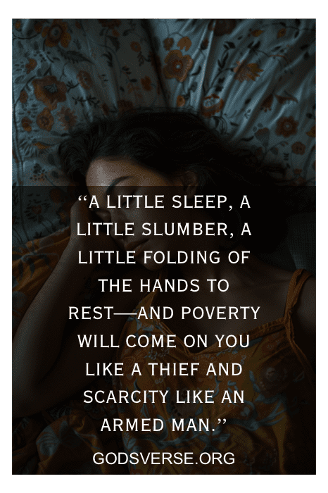 Uma mulher dorme com roupas de cama estampadas, uma citação sobre descanso e pobreza cobre a imagem. Texto: "GODSVERSE.ORG. Versículos bíblicos sobre o sono.