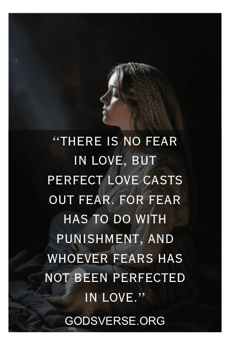 Uma mulher em uma iluminação suave com o texto: "No amor não há medo, mas o perfeito amor lança fora o medo". - GODSVERSE.ORG. Encontre paz por meio de versículos bíblicos para complicações na gravidez.
