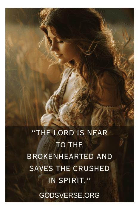 Uma mulher em pé em um campo de grama alta com uma citação sobreposta: "The Lord is near to the brokenhearted..." (O Senhor está perto dos corações partidos...) do godsverse.org, oferecendo conforto para quem procura versículos bíblicos para complicações na gravidez.