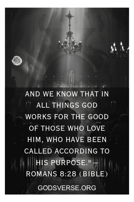 Imagem em preto e branco do interior de uma igreja com um versículo bíblico de Romanos 8:28 sobreposto. O texto na parte inferior diz "Quotes for Church" (Citações para a igreja).