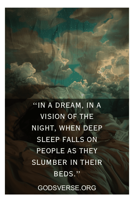 Uma pessoa dormindo com nuvens oníricas acima, com o texto: "Em um sonho, em uma visão da noite... GODSVERSE.ORG", ecoando a tranquilidade encontrada nos versículos bíblicos sobre o sono.