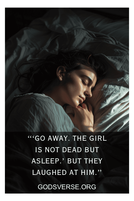 Uma mulher dorme tranquilamente na cama com um versículo bíblico sobre o sono e um link de site abaixo dela na imagem.