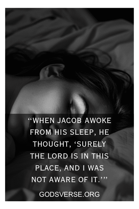 Imagem em preto e branco de uma pessoa dormindo com texto religioso sobreposto: "Quando Jacob acordou... Eu não estava ciente disso". Para mais versículos bíblicos sobre o sono, acesse godsverse.org.