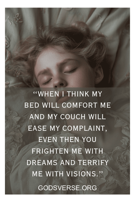 Uma criança com os olhos fechados, deitada em uma cama, com sobreposição de texto: "When I think my bed will comfort me..." (Quando penso que minha cama vai me confortar...) de Godsverse.org, compartilhando versículos bíblicos sobre o sono.