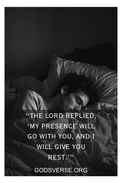Uma pessoa dormindo na cama com o texto: "O Senhor respondeu: 'Minha presença irá com você, e eu lhe darei descanso'". Encontre versículos bíblicos reconfortantes sobre o sono em GODSVERSE.ORG.