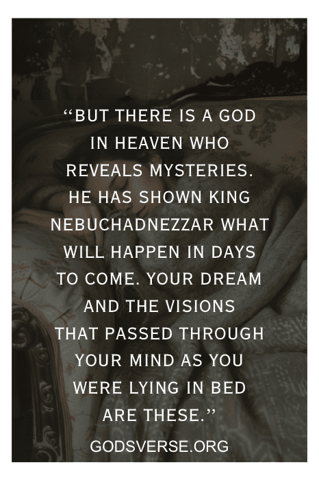 Uma pessoa deitada na cama com um versículo bíblico sobreposto: "Mas há um Deus no céu que revela mistérios..." (Daniel 2:28). Descubra mais versículos bíblicos reconfortantes sobre o sono para inspirar um descanso tranquilo.