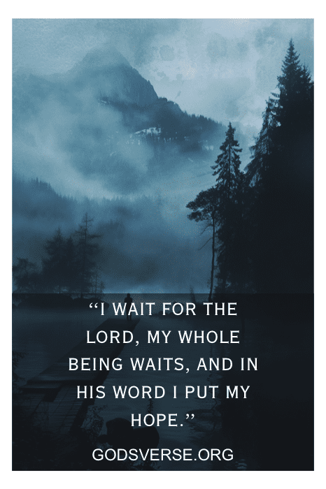 Uma cena de floresta enevoada com um versículo bíblico sobre esperança e espera no Senhor, de Bible Verses for Letting Go (Versículos bíblicos para deixar ir), atribuído a Godsverse.org.