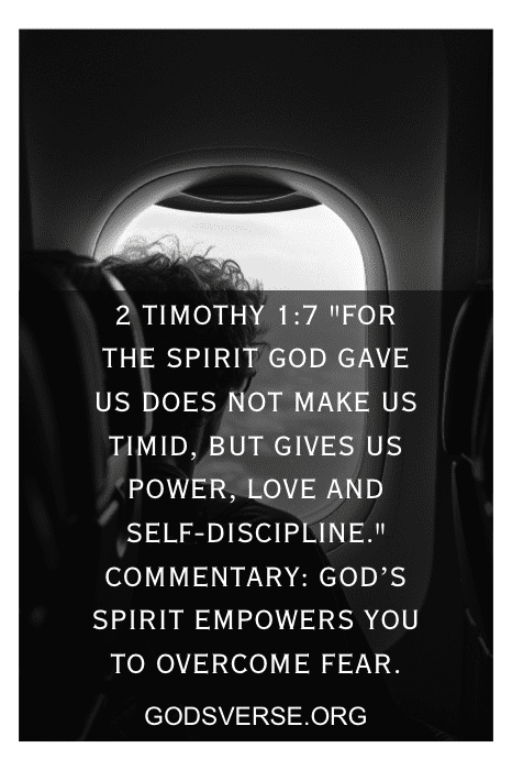 A janela do avião exibia uma citação: "2 Timóteo 1:7 Porque o espírito que Deus nos deu não nos torna tímidos..." com comentários perspicazes do site godsverse.org - um versículo bíblico perfeito para viagens ao exterior.