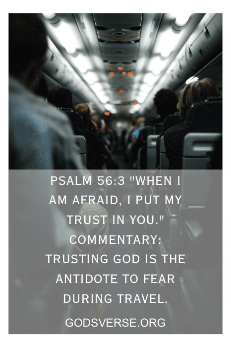 Passageiros sentados em um avião com uma sobreposição de texto do Salmo 56:3, oferecendo versículos bíblicos para viagens ao exterior e incentivando a confiança em Deus durante a viagem.