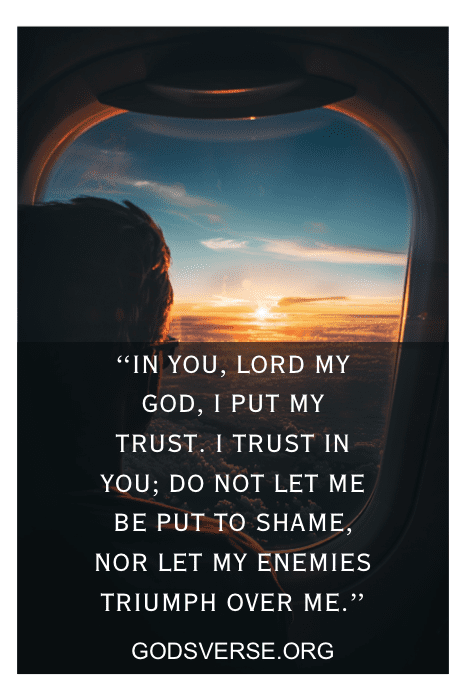 Pessoa olhando pela janela de um avião para um pôr do sol, com um versículo bíblico e o texto "GODSVERSE.ORG-Bible Verses for Letting Go" sobreposto.