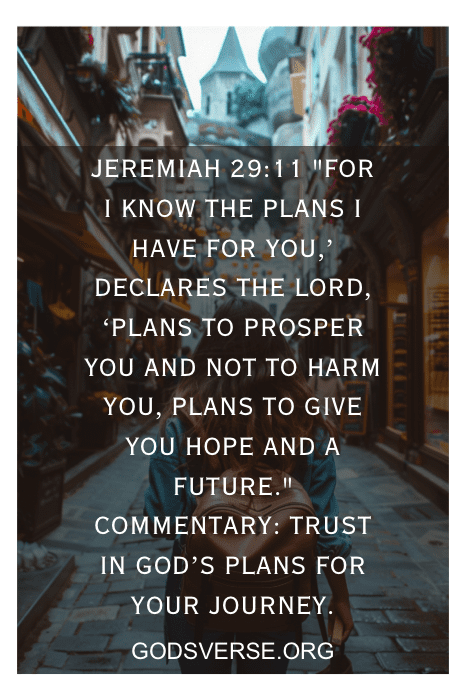 Versículo bíblico Jeremias 29:11 sobreposto em uma foto de uma rua estreita com prédios antigos no exterior. Texto sobre confiar nos planos de Deus, perfeito para quem busca versículos bíblicos para viajar para o exterior.