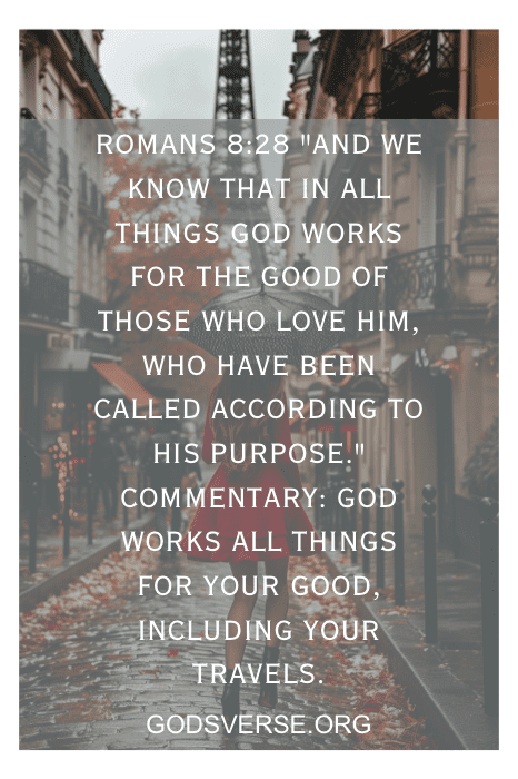 Sobreposição do texto de Romanos 8:28 em um fundo de rua desfocado, com comentários e "godsverse.org" na parte inferior. Perfeito para quem está procurando versículos bíblicos para viajar para o exterior.