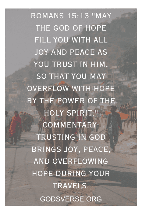Texto de Romanos 15:13 com uma mensagem sobre esperança e paz, sobreposto a uma cena de rua movimentada com pessoas caminhando - perfeito para quem procura versículos bíblicos para viajar para o exterior.