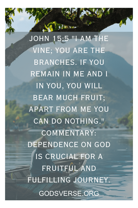 Versículo bíblico João 15:5 sobreposto a uma imagem de um lago sereno com montanhas e barcos, perfeito para quem procura versículos bíblicos para viajar para o exterior. O texto diz: godsverse.org.