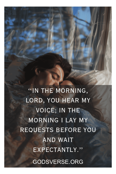 Um casal dorme sob um cobertor; o texto diz: "De manhã, Senhor, você ouve minha voz;... e espera ansiosamente". GODSVERSE.ORG. Versículos bíblicos sobre o sono.