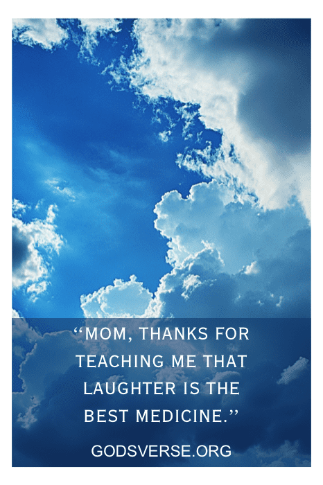 Céu azul com nuvens e texto: "Mãe, obrigado por me ensinar que rir é o melhor remédio". - Uma citação sincera dos filhos.