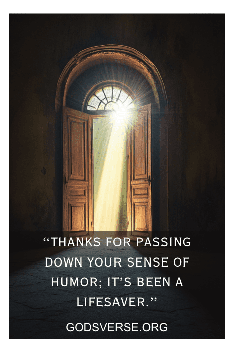 A luz do sol entra por uma porta aberta, acompanhada pelas palavras sinceras: "Obrigado por transmitir seu senso de humor; ele tem sido um salva-vidas", capturando uma daquelas citações memoráveis de filhos.
