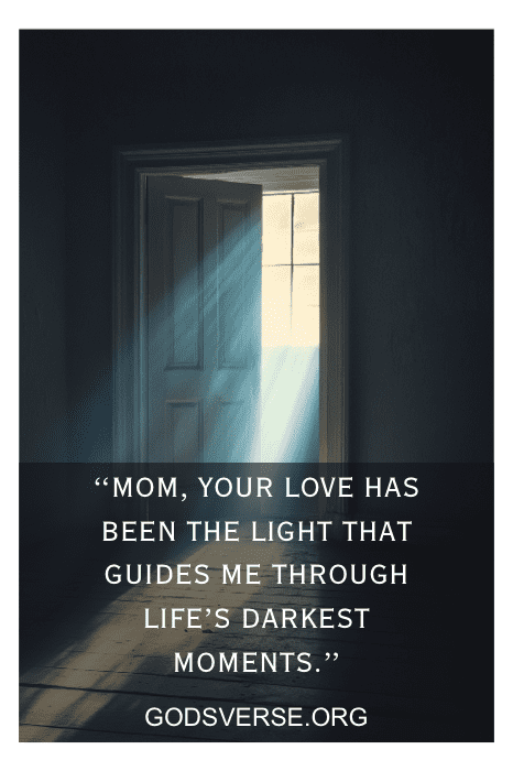 A luz do sol passa por uma porta, iluminando a citação sincera dos filhos: "Mãe, seu amor tem sido a luz..." em um fundo escuro.