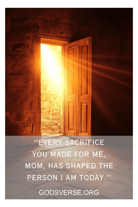 Luz do sol passando por uma porta aberta com o texto: "Cada sacrifício que você fez por mim, mãe, moldou a pessoa que sou hoje." Essa frase sincera de seu filho capta a gratidão e a admiração sem limites que ele tem por você.