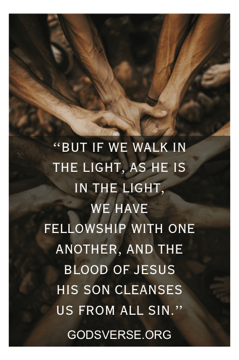Mãos em um círculo ao redor de um versículo bíblico de 1 João 1:7 e um URL do site "godsverse.org" abaixo do versículo.