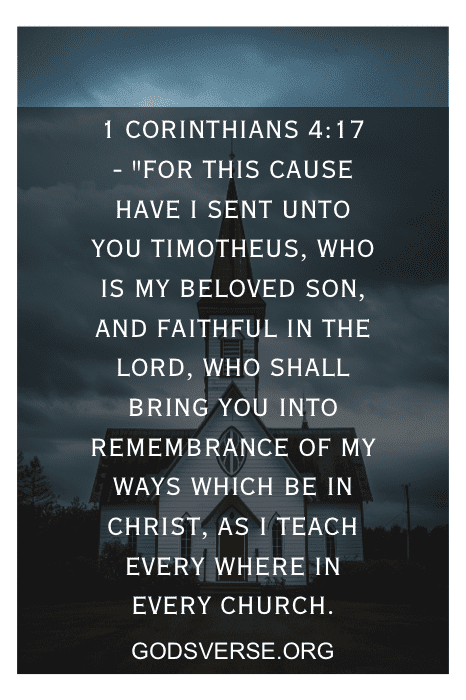 Versículo bíblico 1 Coríntios 4:17 em um fundo escuro e nublado com a silhueta de uma igreja. Godsverse.org na parte inferior.