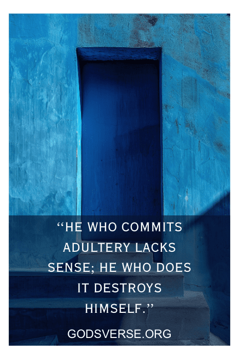 Uma parede e uma porta pintadas de azul com uma citação sobre adultério e destruição. Texto: "GODSVERSE.ORG - Versículos bíblicos sobre luxúria e adultério.